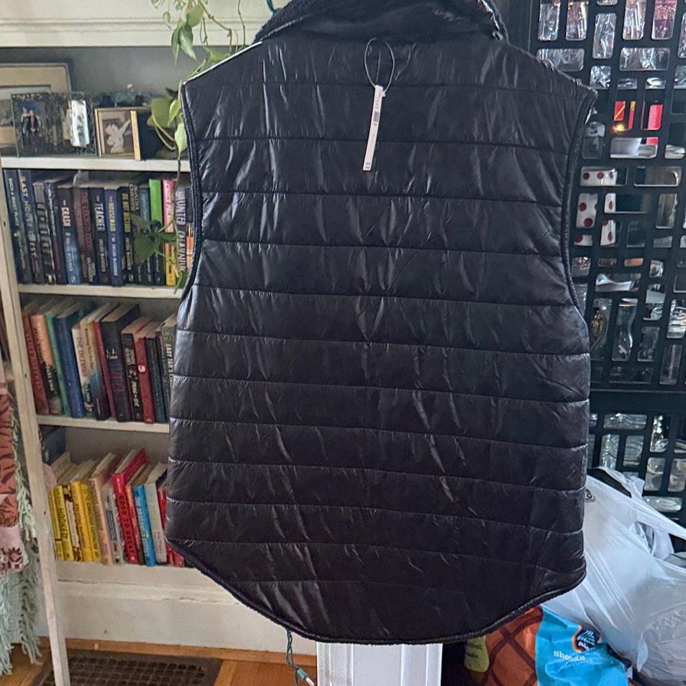 Varley reversible elios Black Puffer Vest - Picture 6 of 6